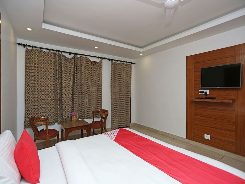 Oyo 10653 Hotel Clark