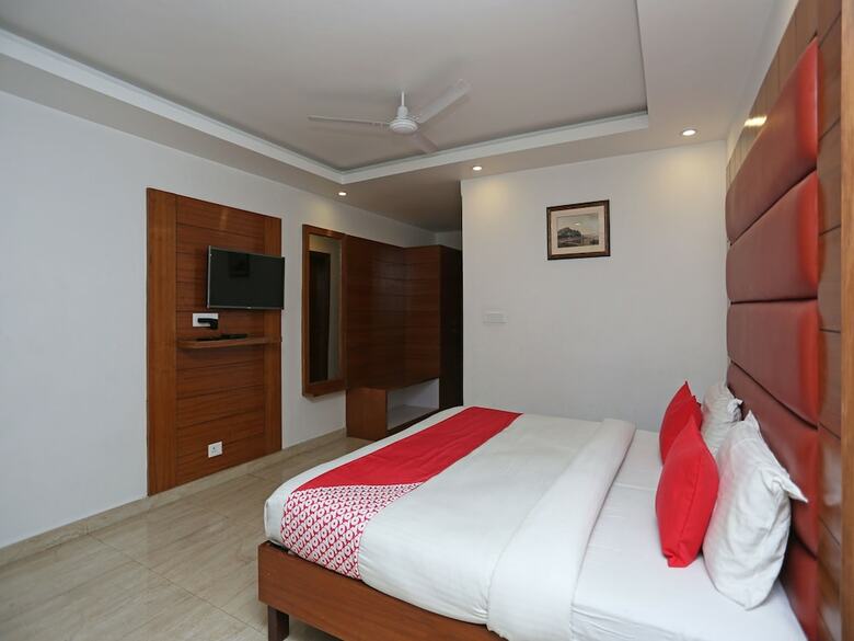 Oyo 10653 Hotel Clark