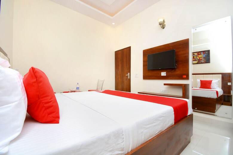 Oyo 27061 Hotel Magnum