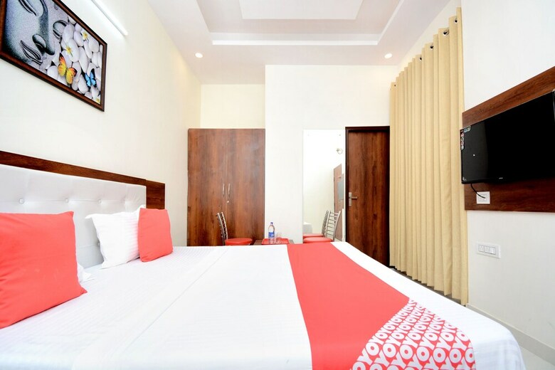 Oyo 27061 Hotel Magnum