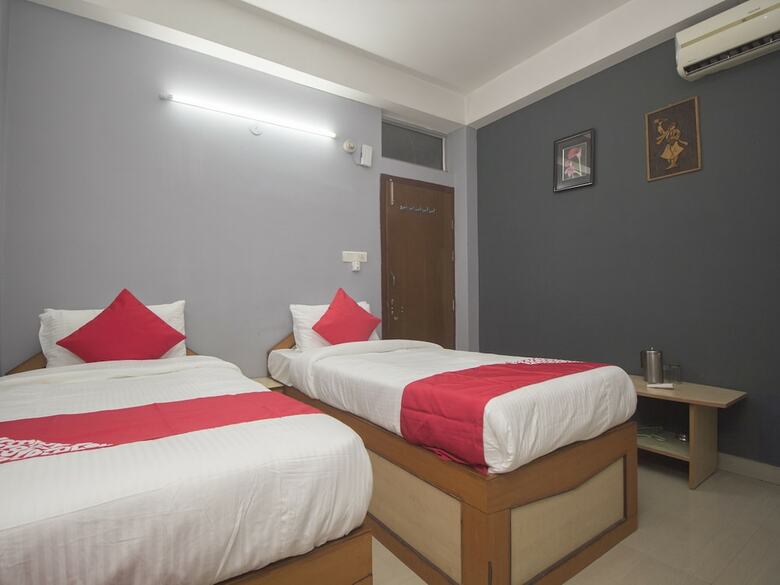 Oyo 16041 Hotel Golden Moments