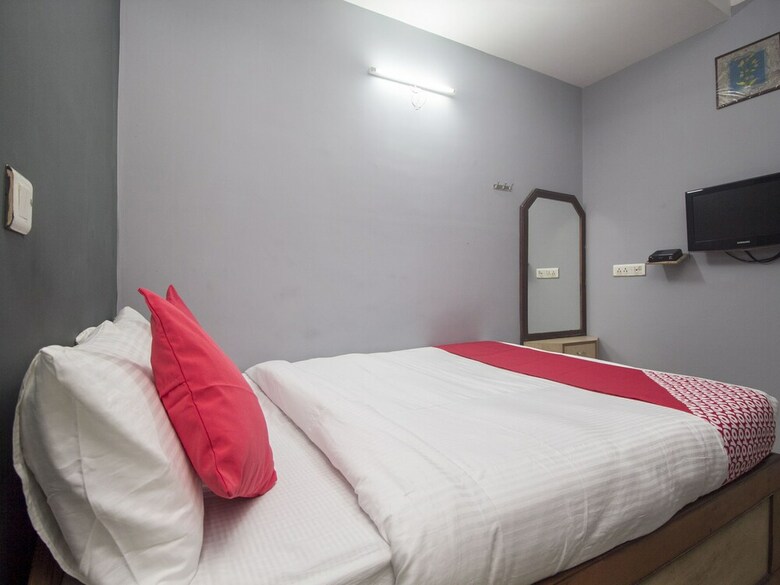 Oyo 16041 Hotel Golden Moments