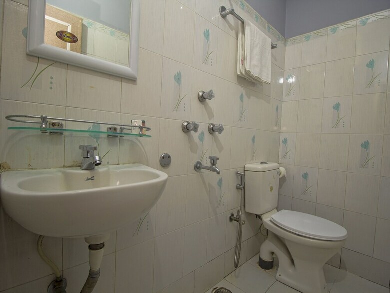 Oyo 16041 Hotel Golden Moments