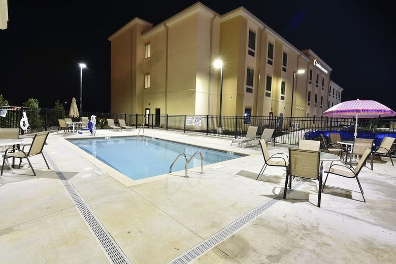 Hotel Comfort Inn And Suites