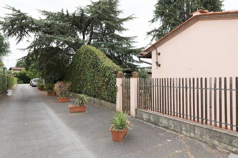 Villino Lorenzelli Near The City Wall
