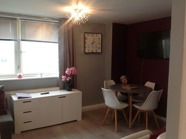 2 Bedroom Luxury Dockland Apartment - Free Parking