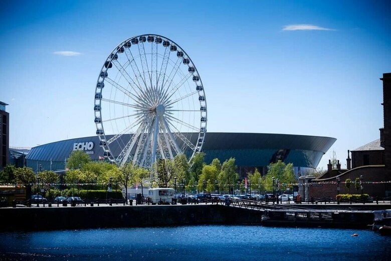 2 Bedroom Luxury Dockland Apartment - Free Parking
