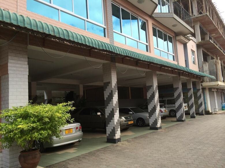 Mc-ellys Hotel