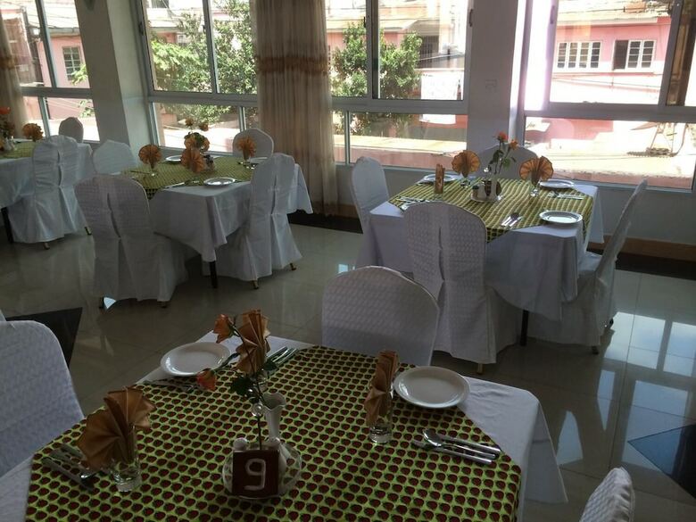 Mc-ellys Hotel