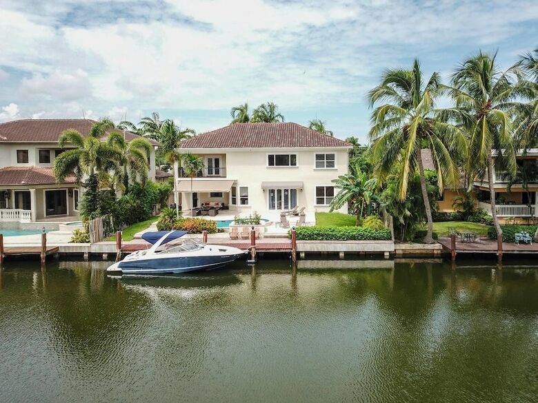 Gorgeous 5 Bedroom Home W/heated Pool Canal Front
