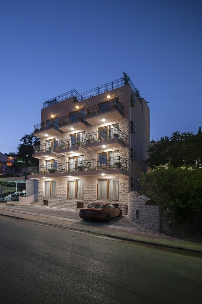 Hotel Twelve