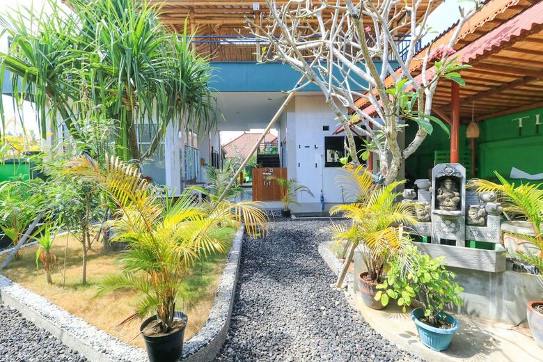 Hostal The Green Groves Hostel