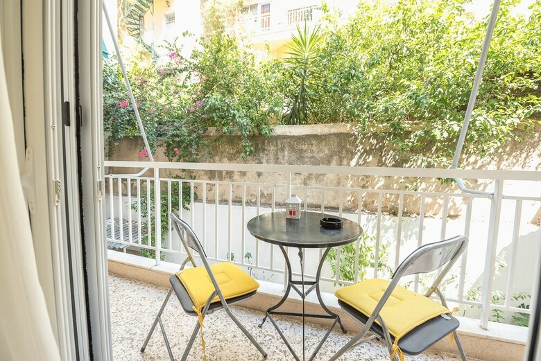 Central & Cozy Apartment With Balcony