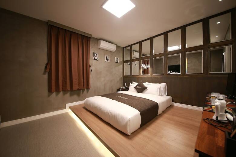 Avenue Hotel