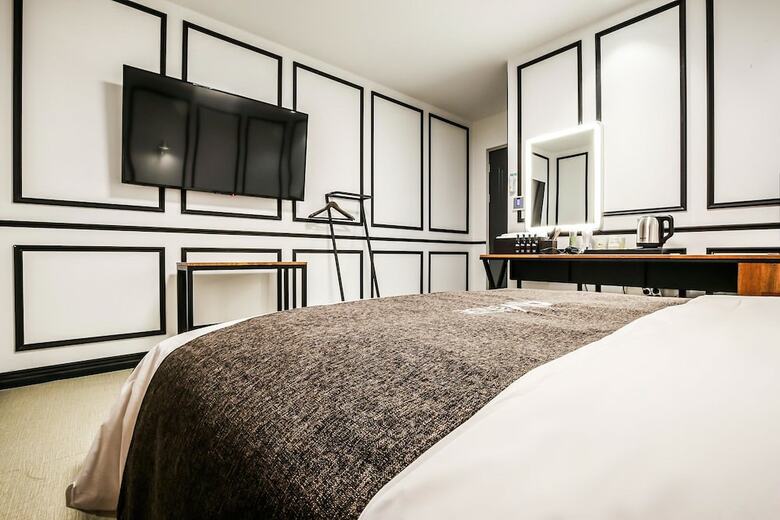 Avenue Hotel
