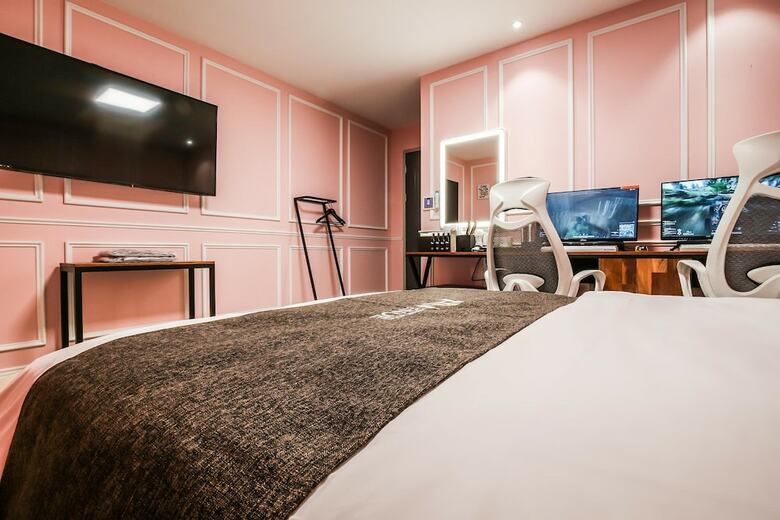Avenue Hotel