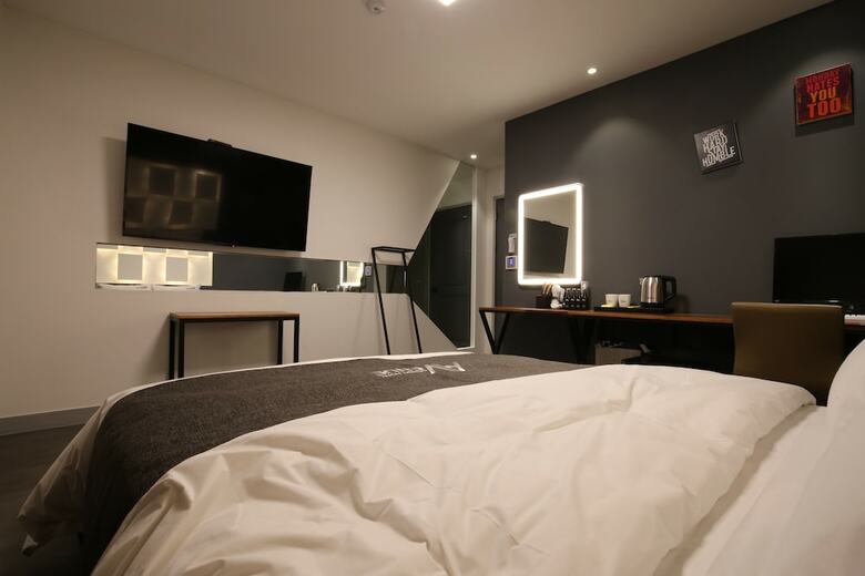Avenue Hotel