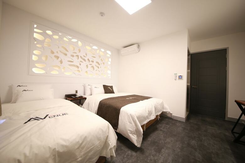 Avenue Hotel