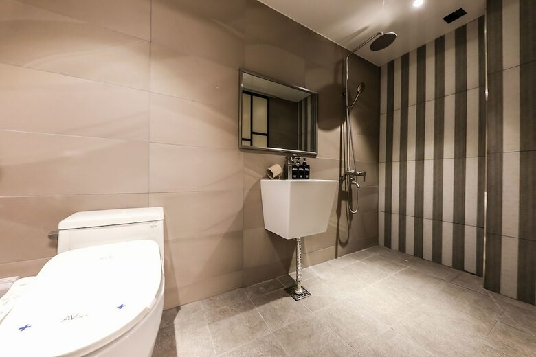 Avenue Hotel