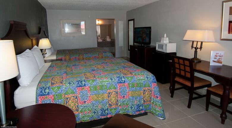 Hotel Express Inn And Suites