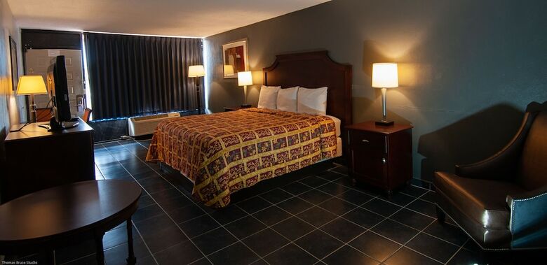 Hotel Express Inn And Suites