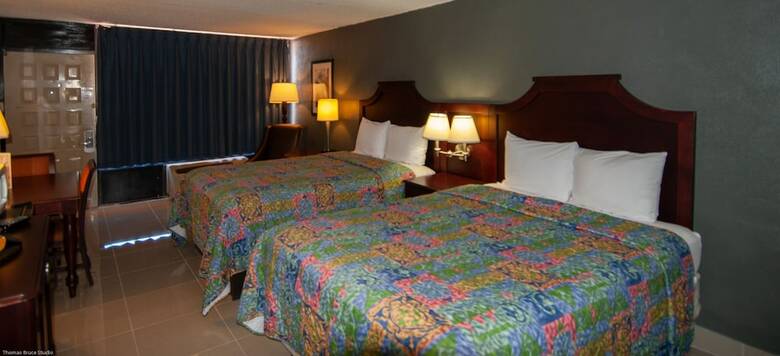 Hotel Express Inn And Suites