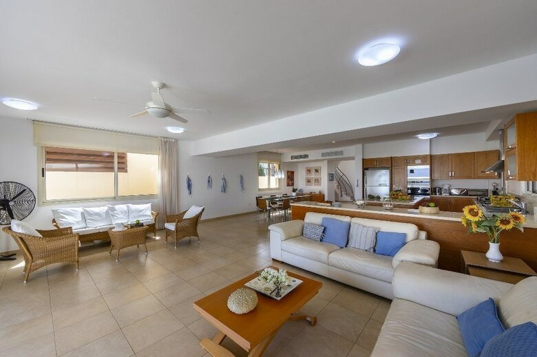 Protaras Beachfront Villa Pietra