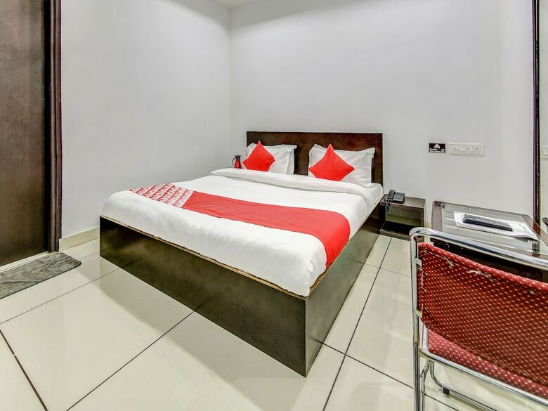 Oyo 27999 Hotel Deep