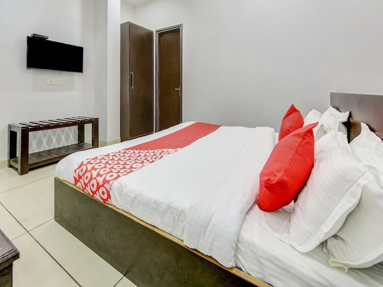 Oyo 27999 Hotel Deep