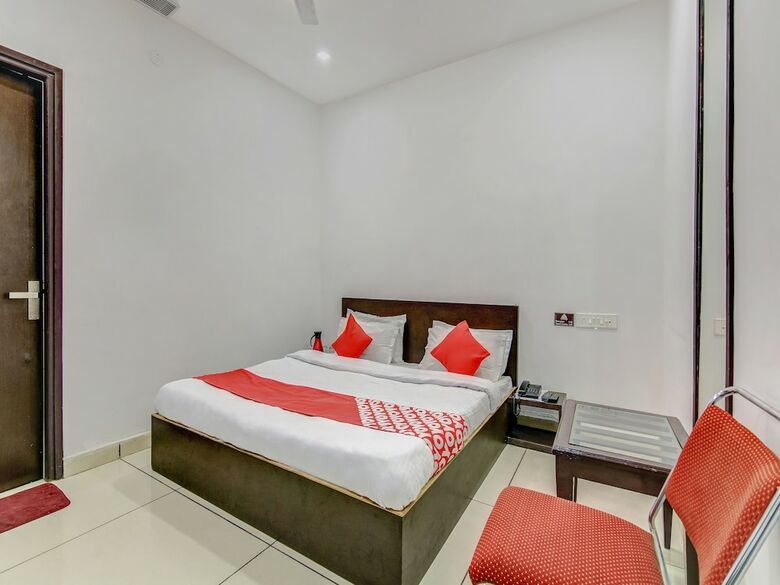 Oyo 27999 Hotel Deep