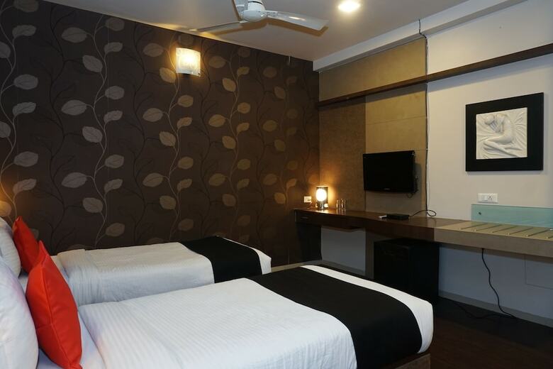 Capital O 28762 Skylark Business Hotel