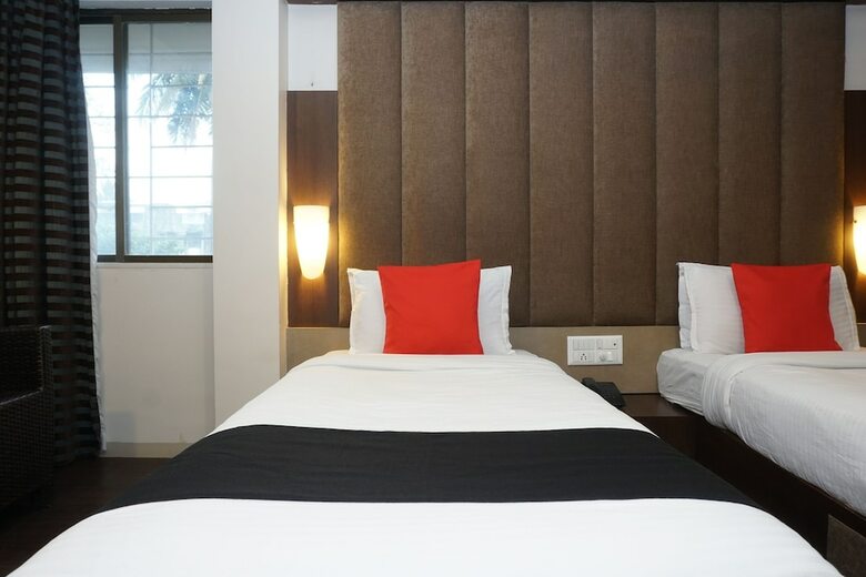 Capital O 28762 Skylark Business Hotel