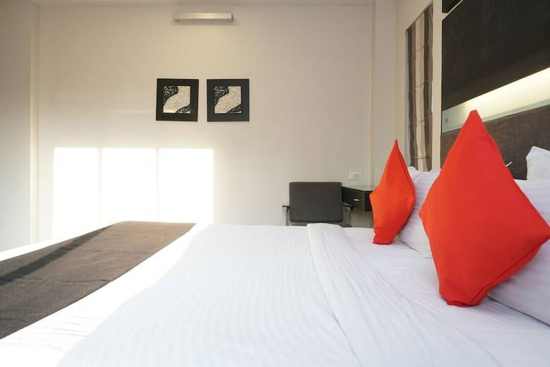 Capital O 28762 Skylark Business Hotel