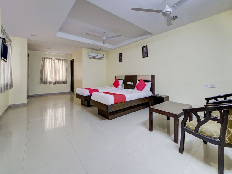 Hotel Oyo 28033 Pradha Grand