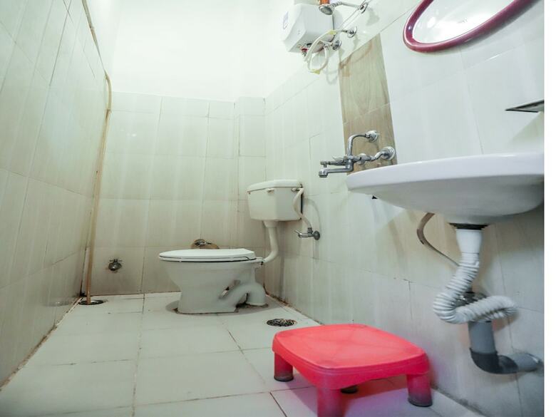 Oyo 18674 Airport Inn Hotel