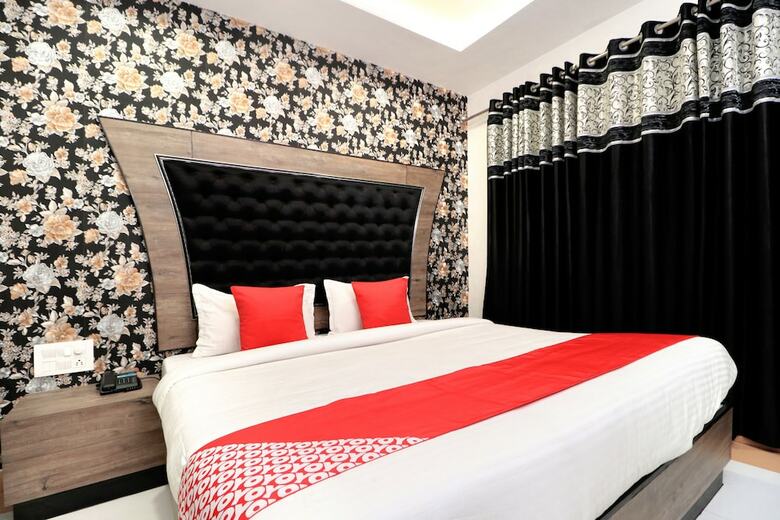 Oyo 27972 Hotel Pakeeza