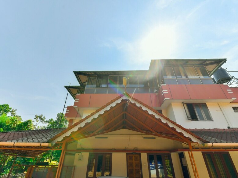 Hotel Oyo 22767 Holidays Inn Wayanad