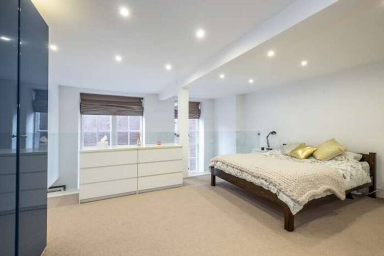 Stylish Loft-style Apartment Close To Overground