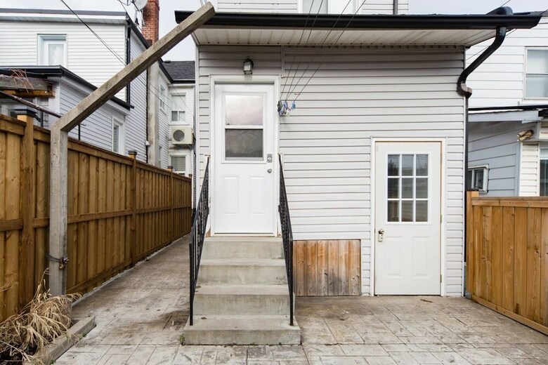 Elegantly Appointed Detached House In The Central City