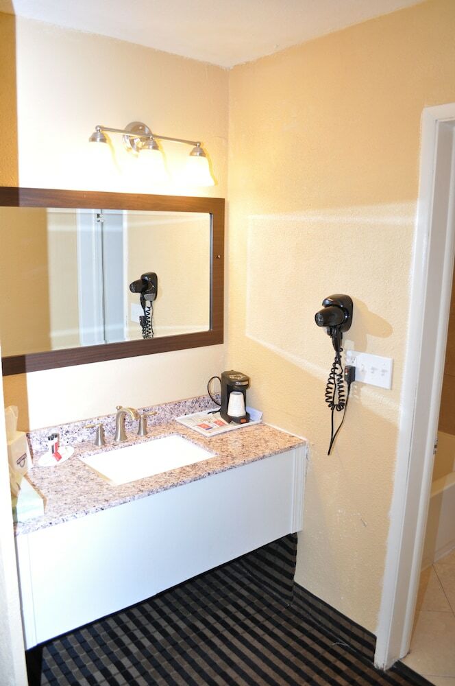 Evergreen Hotel & Suites