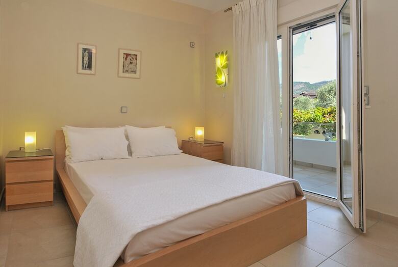 Balconies On Sea - The Garden Apartment