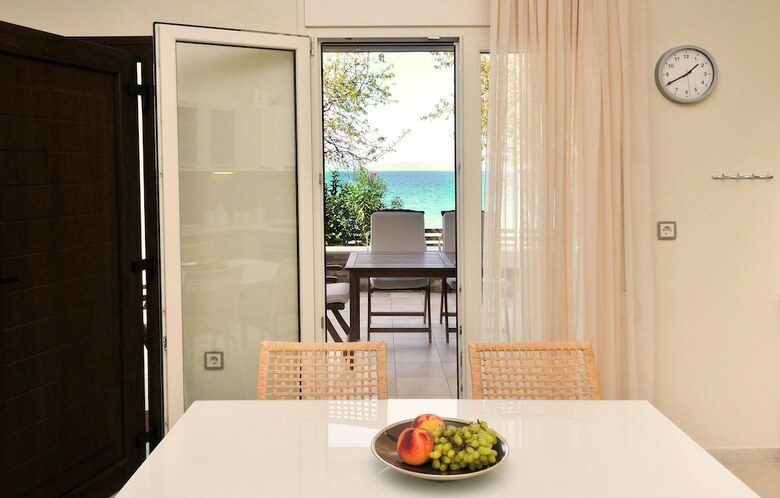 Balconies On Sea - The Garden Apartment