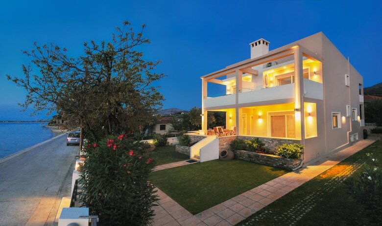 Balconies On Sea - The Garden Apartment