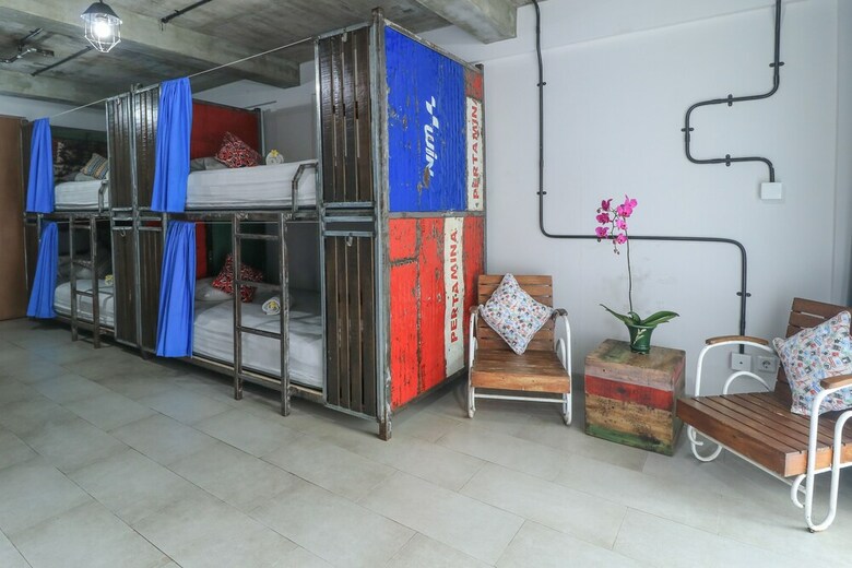 Hostal Base Guesthouse And Hostel