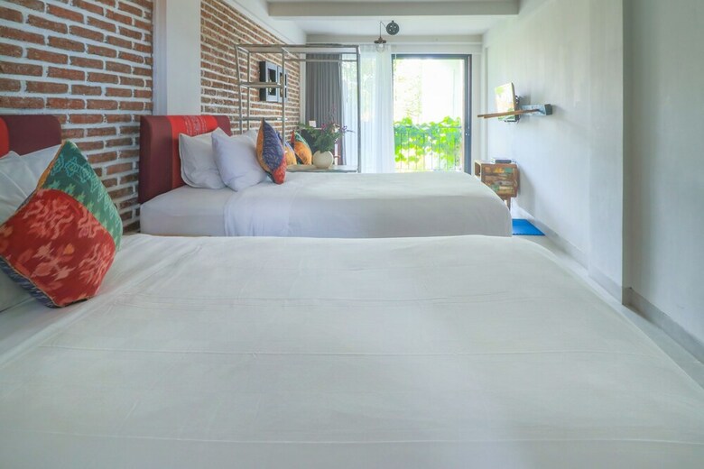 Hostal Base Guesthouse And Hostel