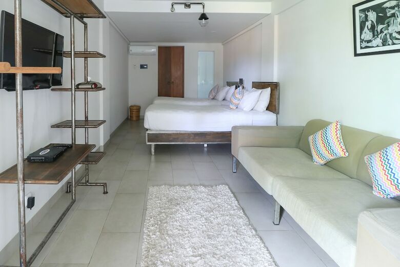 Hostal Base Guesthouse And Hostel