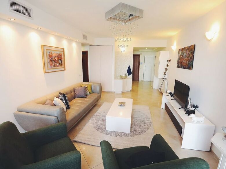 Art Apartment Near Mamilabest Location 2