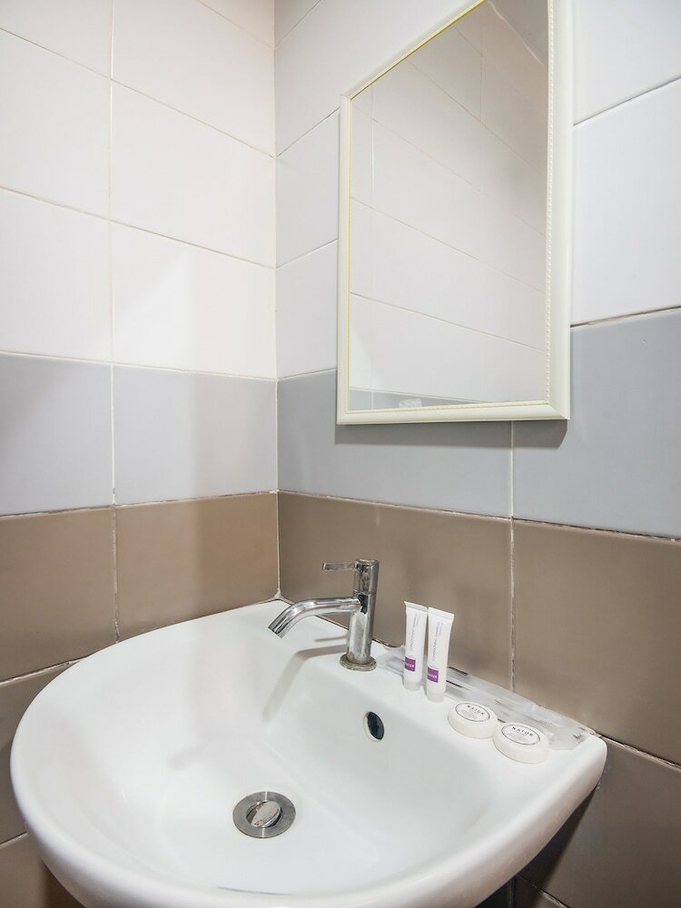 Hotel Oyo 443 Maria Cristina Arcade Suites