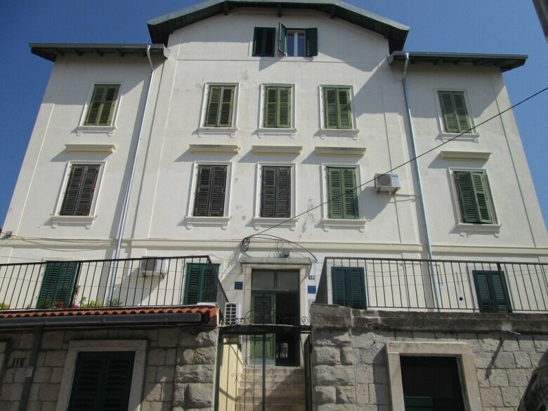 Apartamentos Apt 3 Flowers - 5 Min To Split Old Town