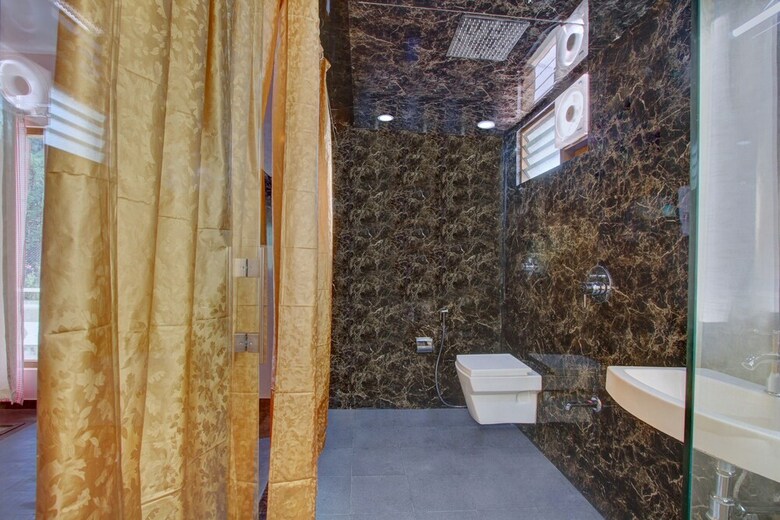 Hotel Oyo 27753 Kasa Luxury Inn